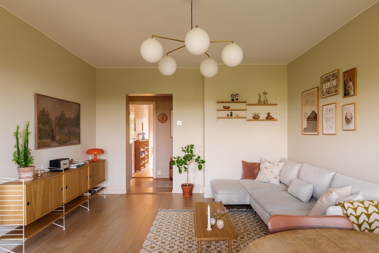Lys og romslig stue med god plass til både sofagruppe, spisebord og TV-møblement. Galleribilde