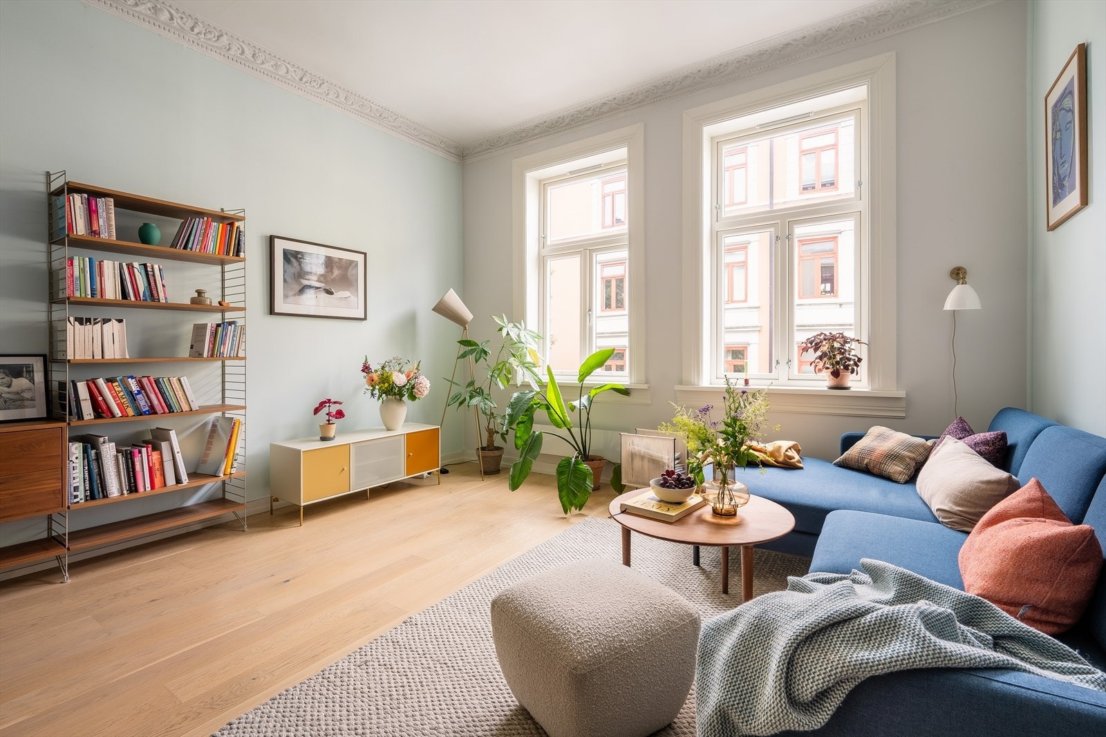 Leiligheten har en spesielt god atmosfære! Den gjennomgående planløsning med vinduer i samtlige rom sørger for et fint lysinnslipp i hele boligen gjennom hele dagen. Galleribilde