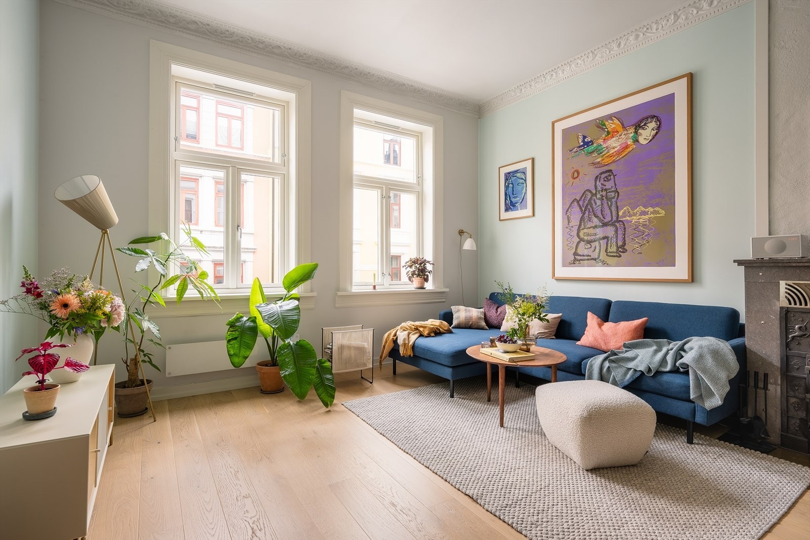 Innvendig møtes du av et stilrent og moderne uttrykk, kombinert med klassiske elementer fra byggets opprinnelse på slutten av 1800-tallet. Takhøyden er målt til opp mot 3,1 meter, vinduene er store og vinduskarmene dype. Galleribilde