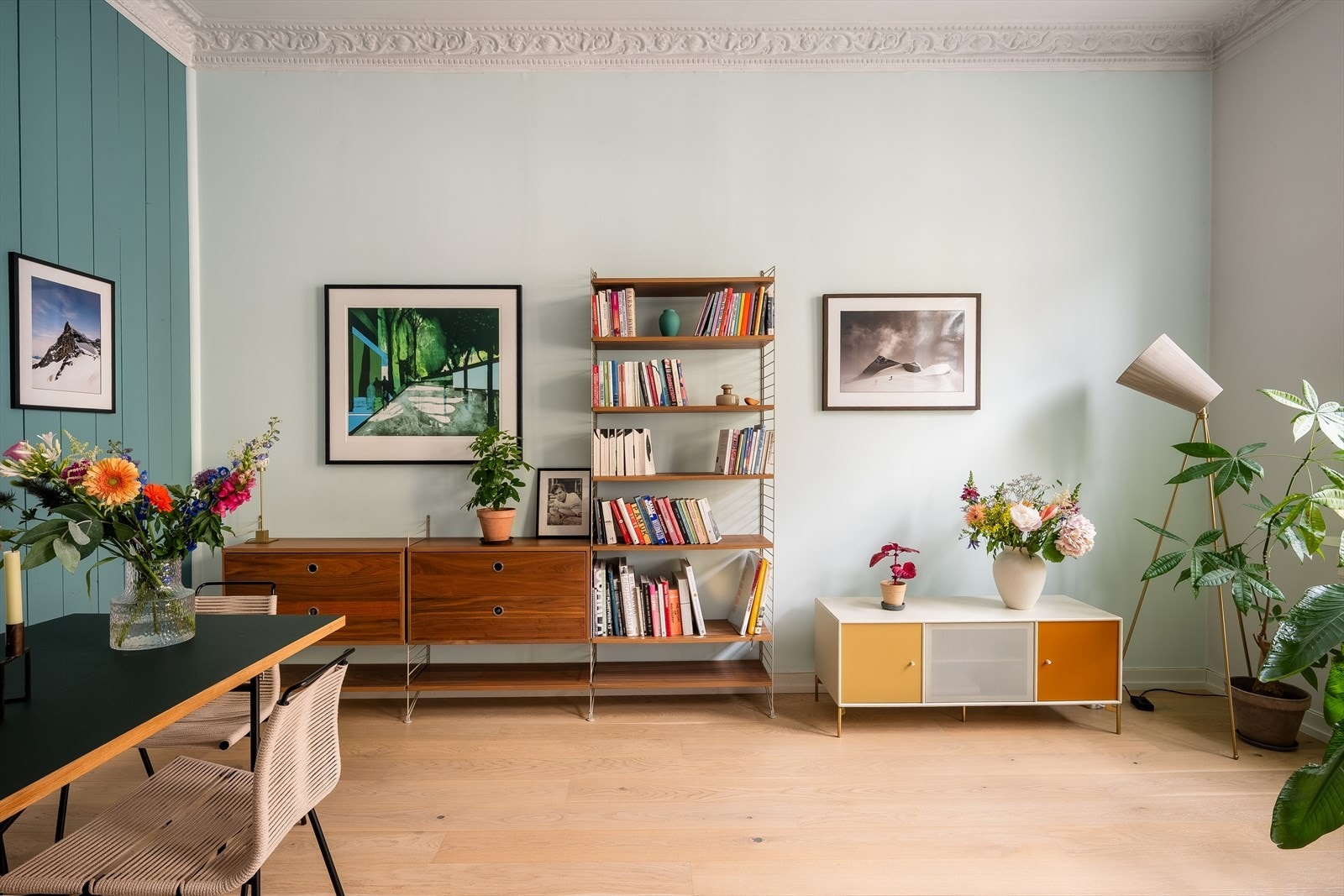 Leiligheten har et moderne og stilrent uttrykk, kombinert med forrige århundrets klassiske detaljer. Her får du det beste av begge verdener! Galleribilde