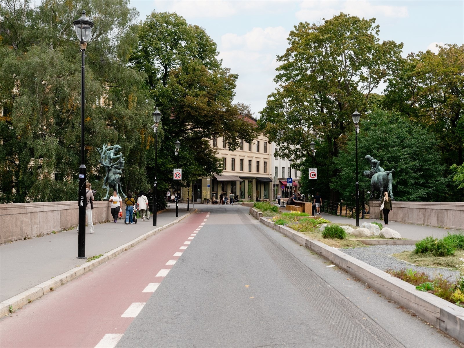 Her bor du i et urbant og pulserende område med kort gangavstand til alt hovedstaden har å by på - samtidig som du har tilgang til grønne parker, rekreasjonsområder og rolige omgivelser rett utenfor døren. Galleribilde