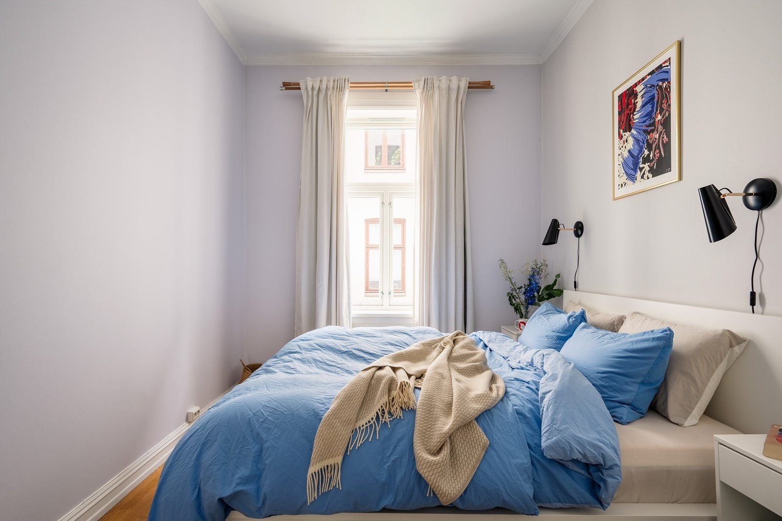 Soverommet er romslig, med god plass til dobbeltseng og nattbord. Galleribilde