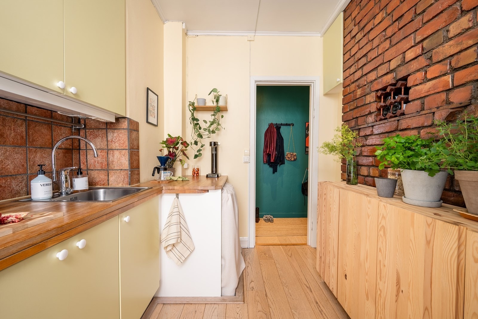 Kjøkkenet har malt innredning med glatte fronter. Kjøleskap med fryser, komfyr med keramisk topp og oppvaskmaskin. Det er også opplegg for vaskemaskin på kjøkkenet. Galleribilde