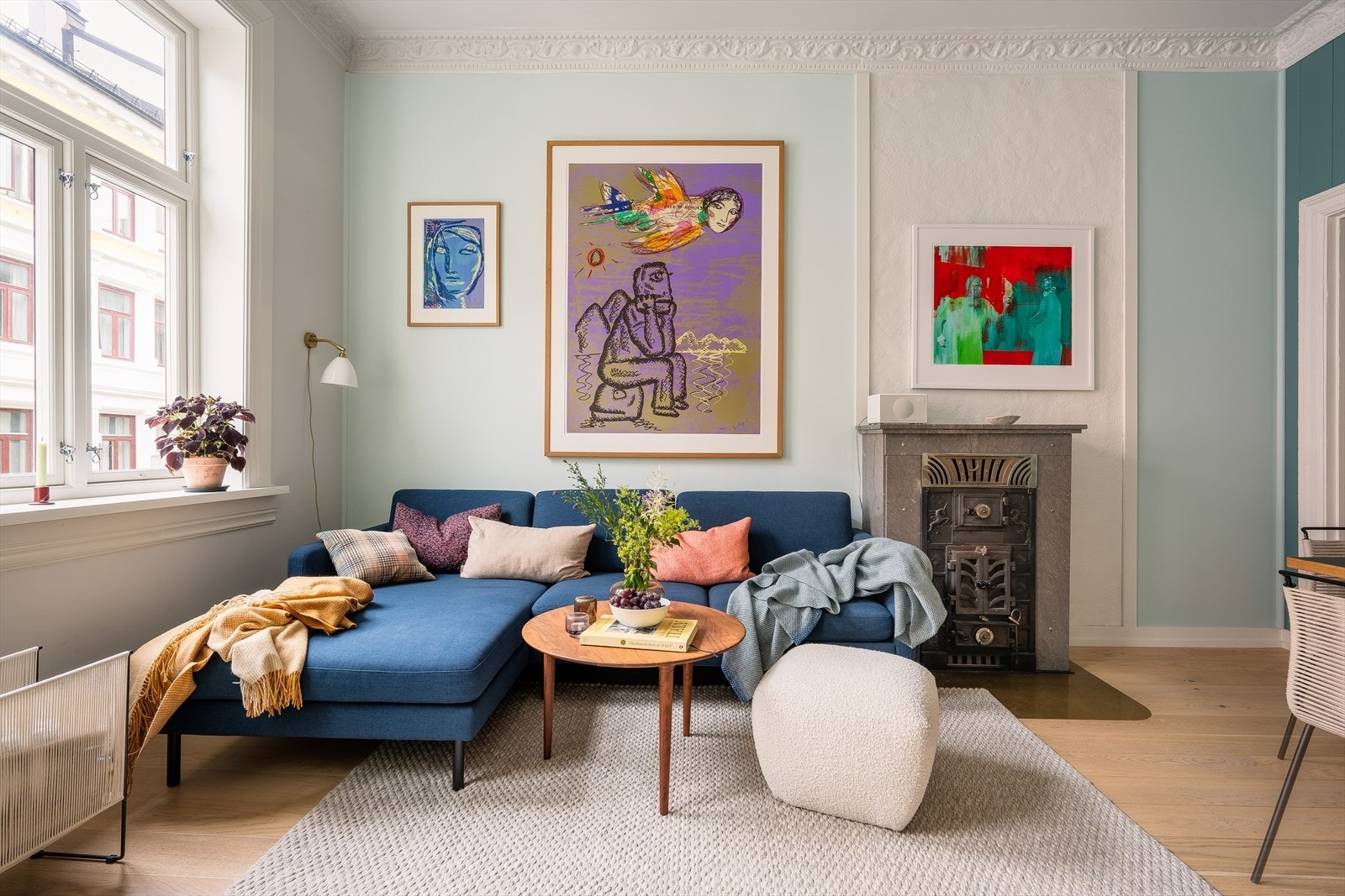 Stuens utforming gir plass til innredning i flere soner. Her har du god plass til både sofa og spisestue. Galleribilde