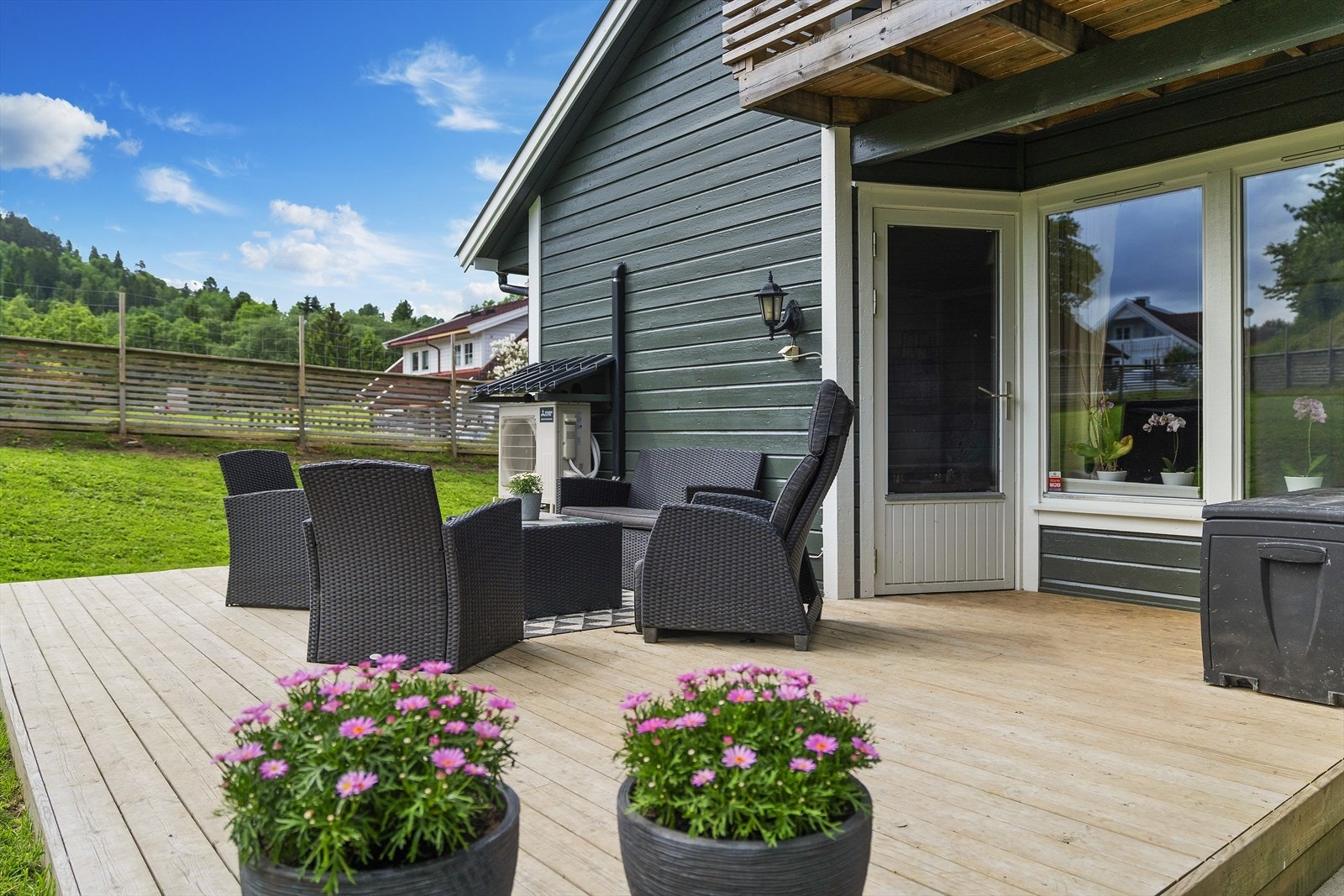 Nydelig terrasse med god plass til utegruppe Galleribilde