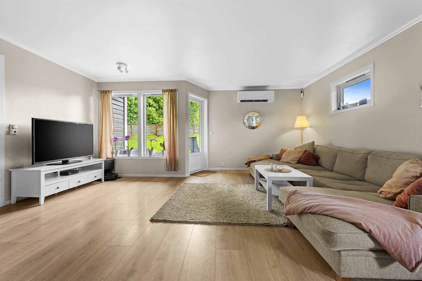 Det er god plass til både sofa og spisebord i denne stuen. Galleribilde