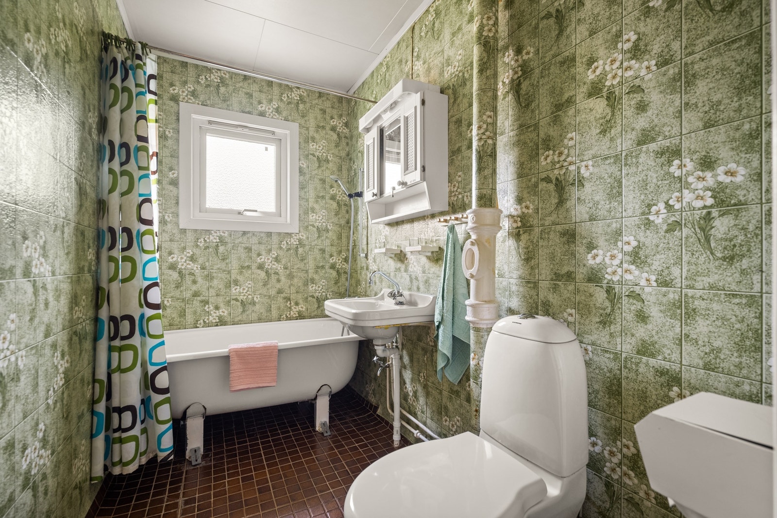 Badet er fra byggeåret og er utstyrt med frittstående badekar, servant og toalett. Det må påregnes oppgradering (TG3). Galleribilde