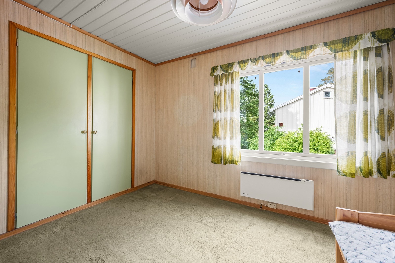Soverommet er utstyrt med både garderobeskap og kott. Galleribilde