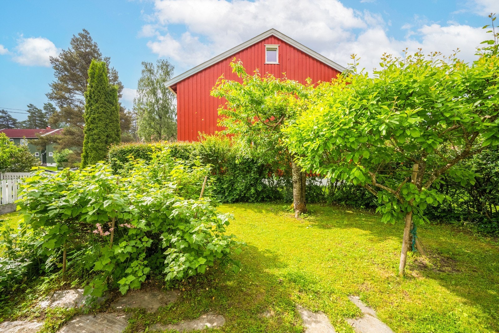 Dette enderekkehuset har en skjermet, disponibel hage og en rolig beliggenhet i borettslaget. Foto: Martine Eren Jacobsen Galleribilde