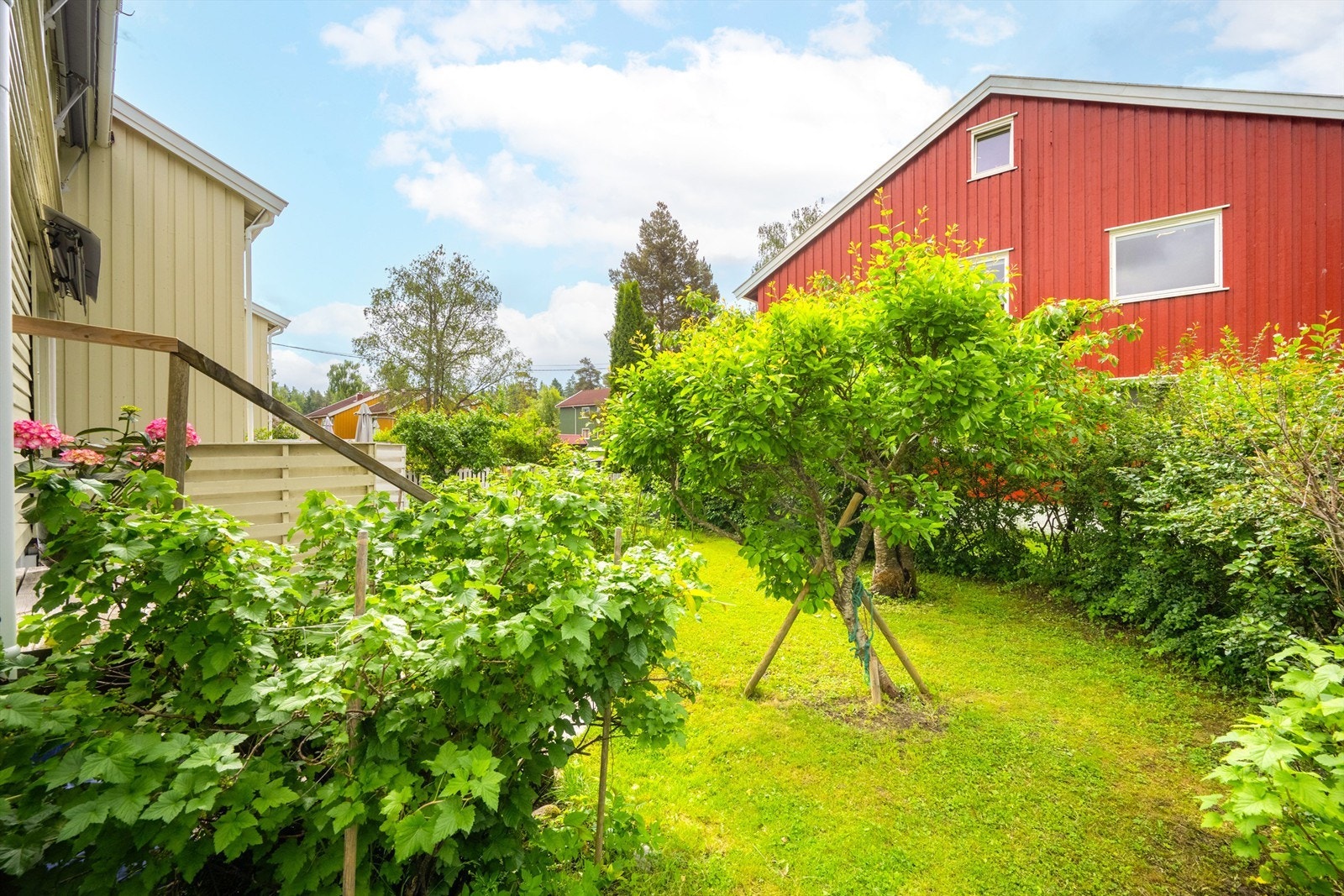 Som enderekkehus har boligen en usjenert disponibel hage med gode solforhold. Galleribilde