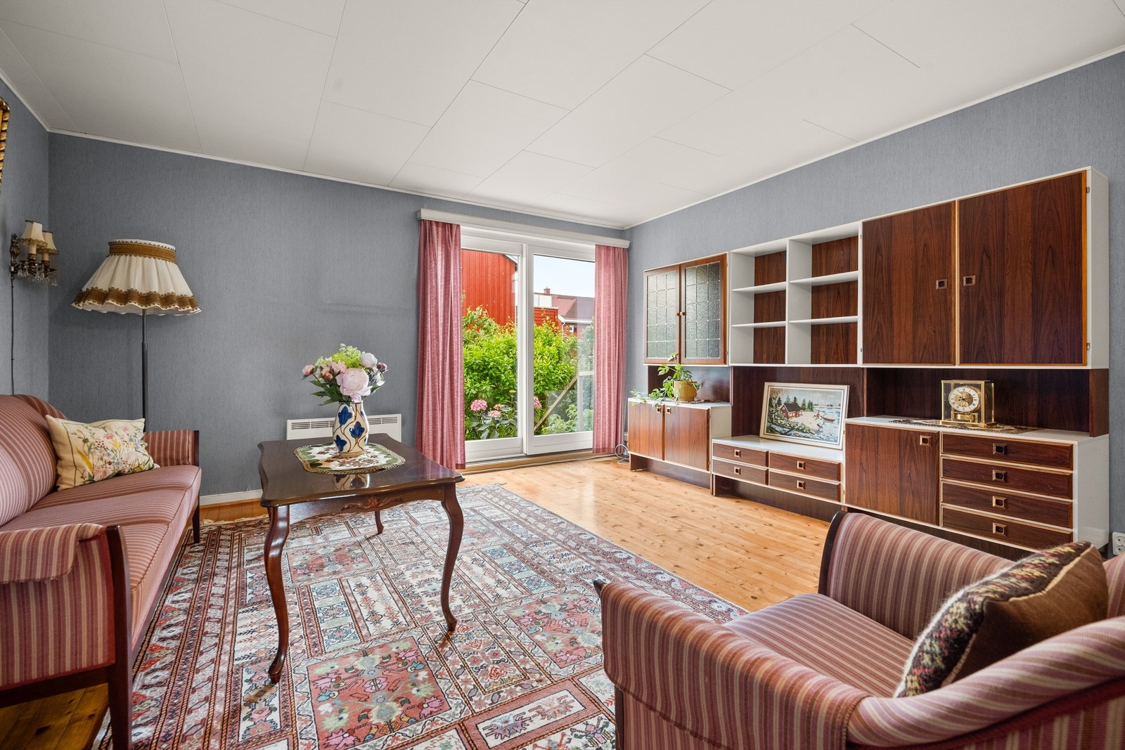 Stuen har heltre gulvbord og god plass til en sofagruppe og annet stuemøblement. Galleribilde