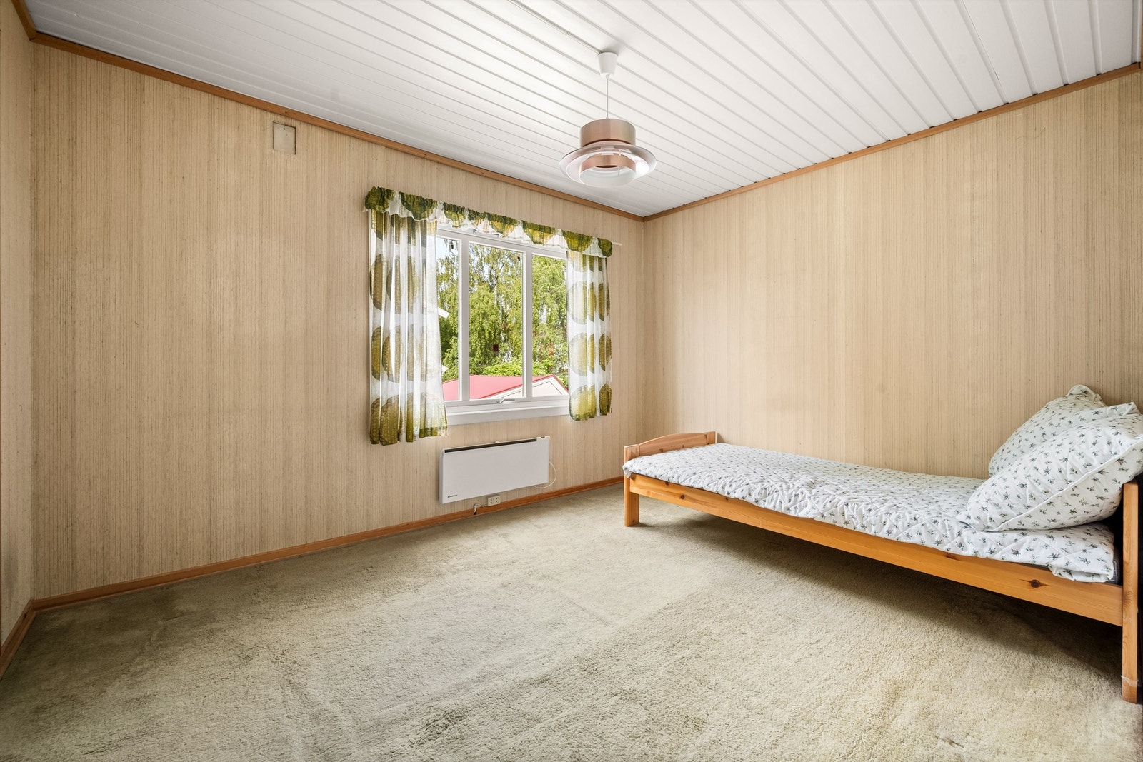Soverom 1 har god plass til dobbeltseng og ytterligere møblement. Galleribilde