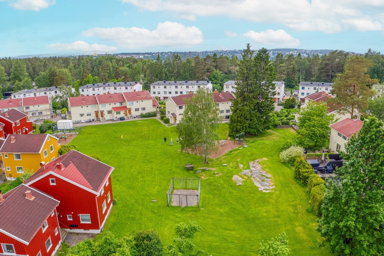 Store og flotte fellesområder med store tun mellom rekkehusene og firemannsboligene. Her kan barna leke og "herje" i trygge og barnevennlige områder. Foto: Martine Eren Jacobsen Galleribilde