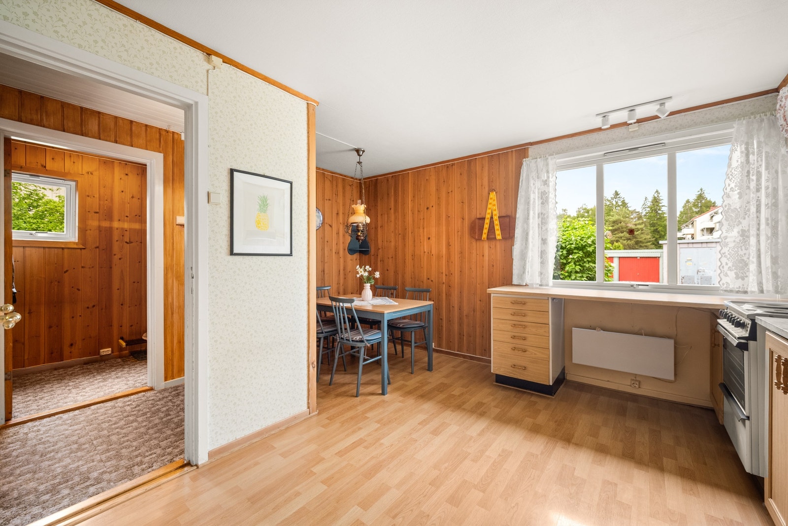 Kjøkkenet er romslig og har en egen sone med plass til spisebord. Galleribilde