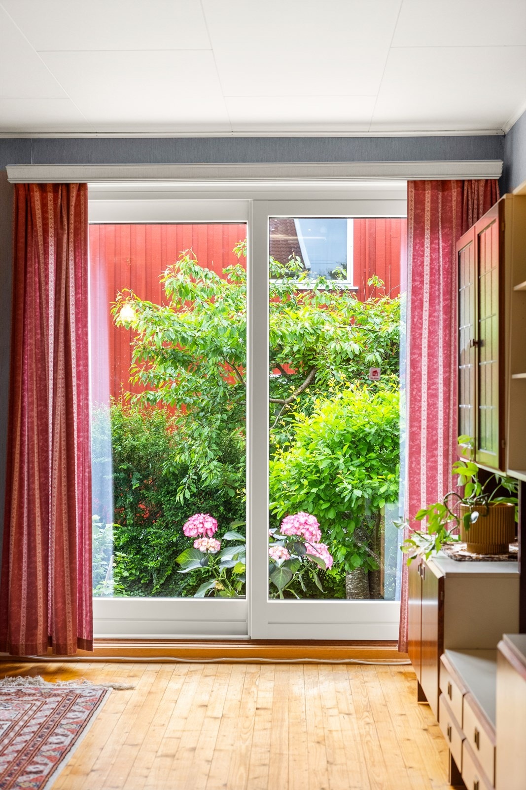 Skyvedøren fra 2013 har tre-lags glass og gir direkte utgang fra stuen til hagen. Galleribilde
