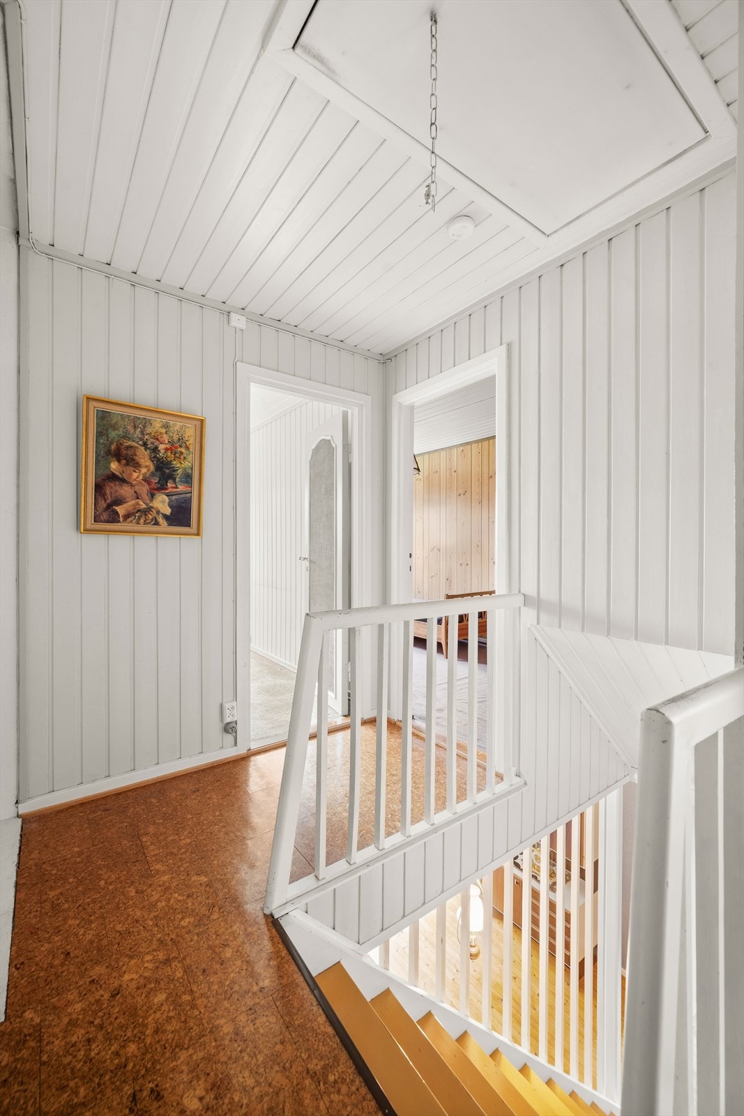 Gangen i andre etasje gir adkomst til alle rommene og har luke til et uinnredet kaldtloft. Galleribilde