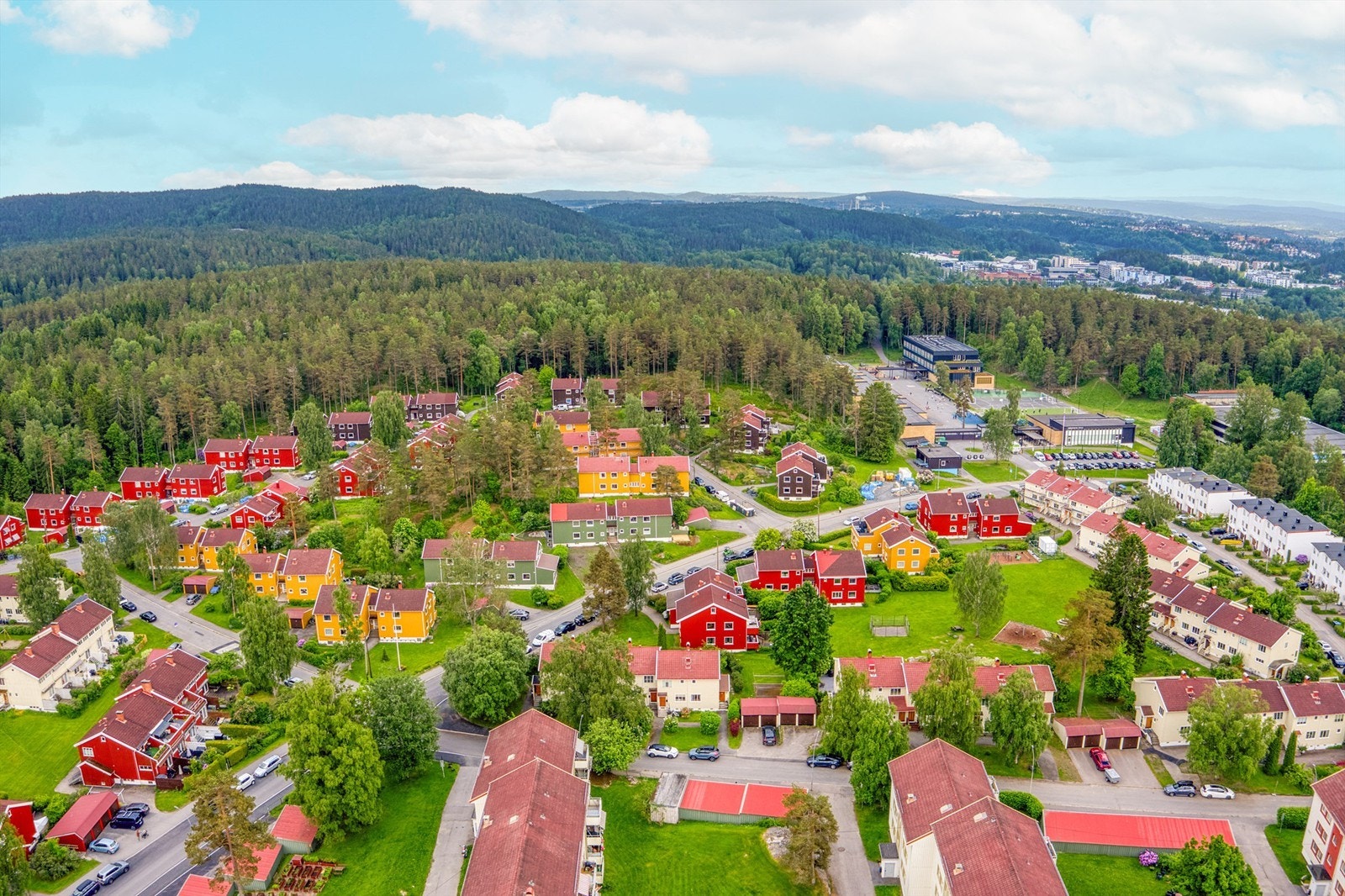 Boligen ligger i et veletablert område med Østmarka som nærmeste nabo, perfekt for tur- og friluftsliv. Foto: Martine Eren Jacobsen Galleribilde
