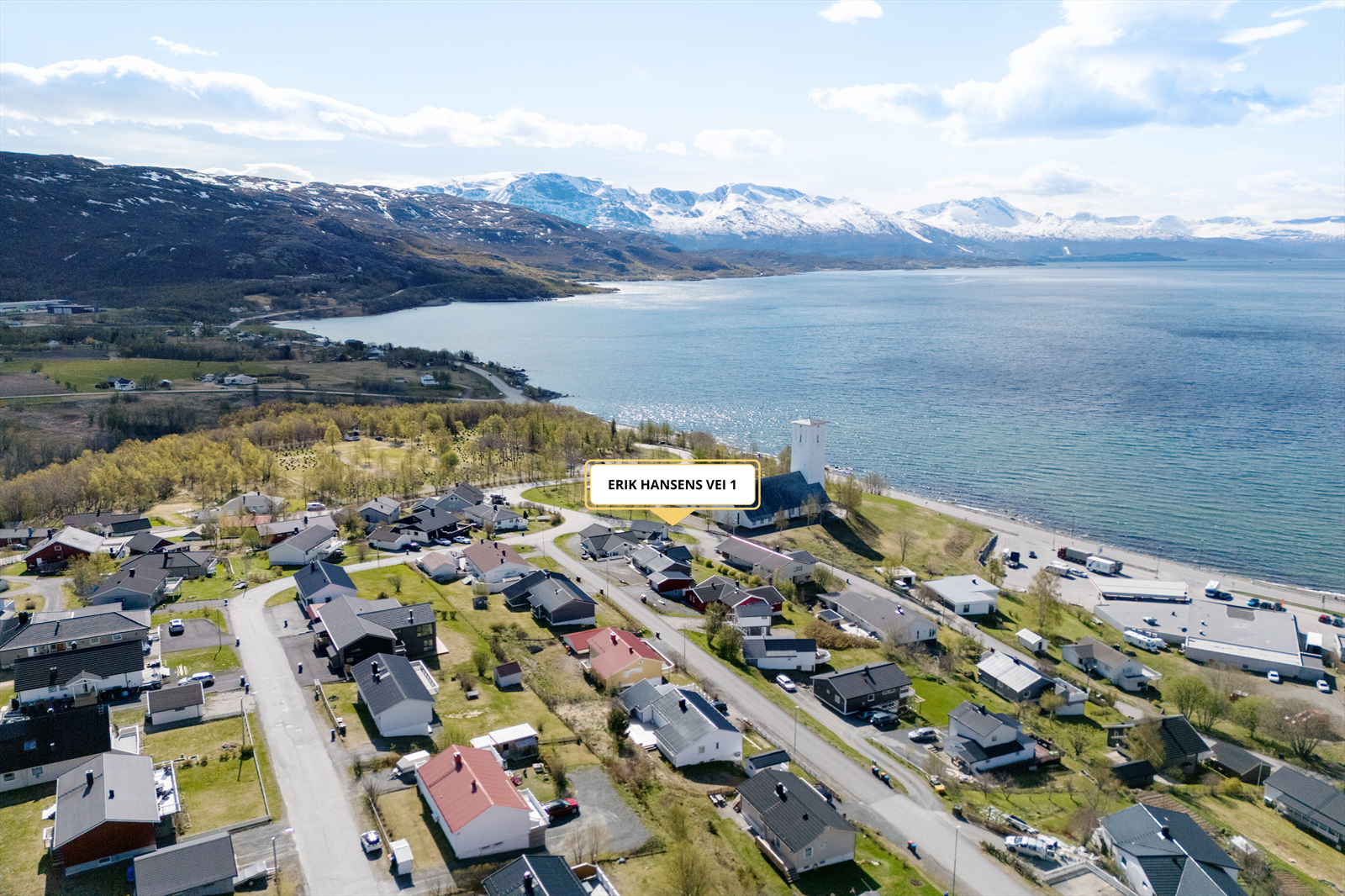 Eiendommen ligger i etablert boligområde i Bjerkvik, ca. 500 m fra Bjerkvik sentrum. Flott utsikt utover Ofotfjorden, mot Storfjellet og Bjerkvik sentrum. Galleribilde