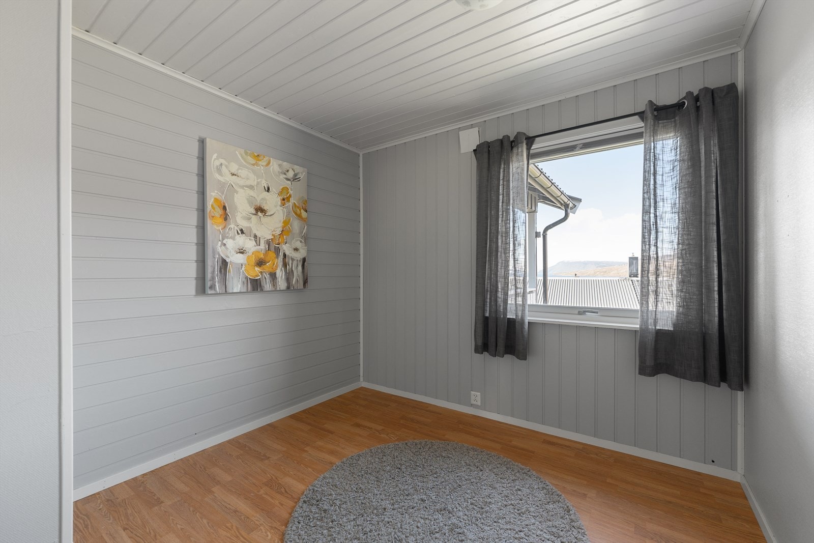 Soverom 2- Innbydende soverom med fint lysinnslipp. Galleribilde