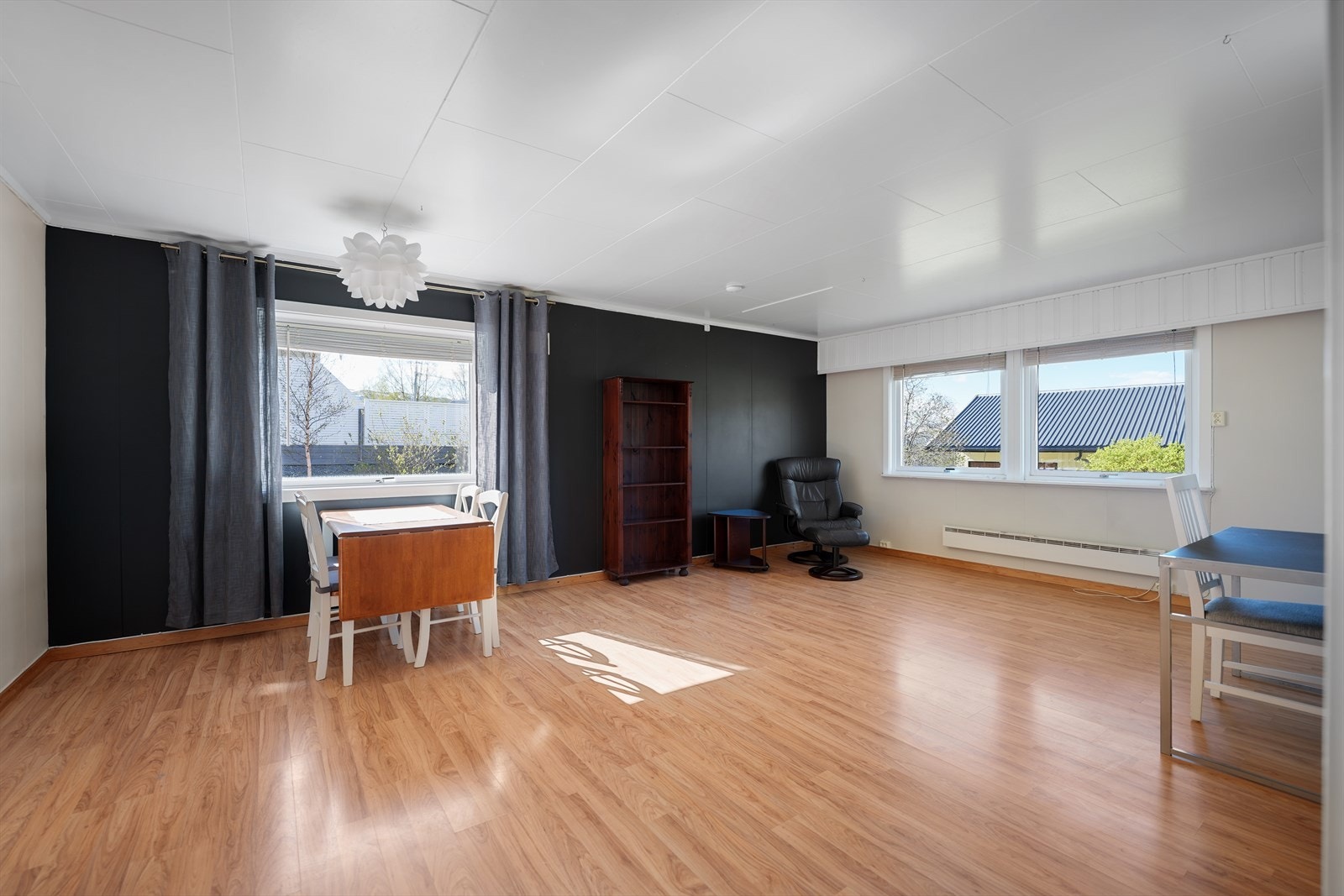 Utleiedelen har en stor stue med flere møbleringsmuligheter i flere soner. Galleribilde