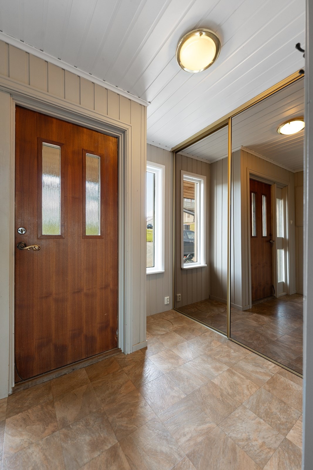Entré med skyvedørsgarderobe som gir praktisk oppbevaring for yttertøy. Galleribilde