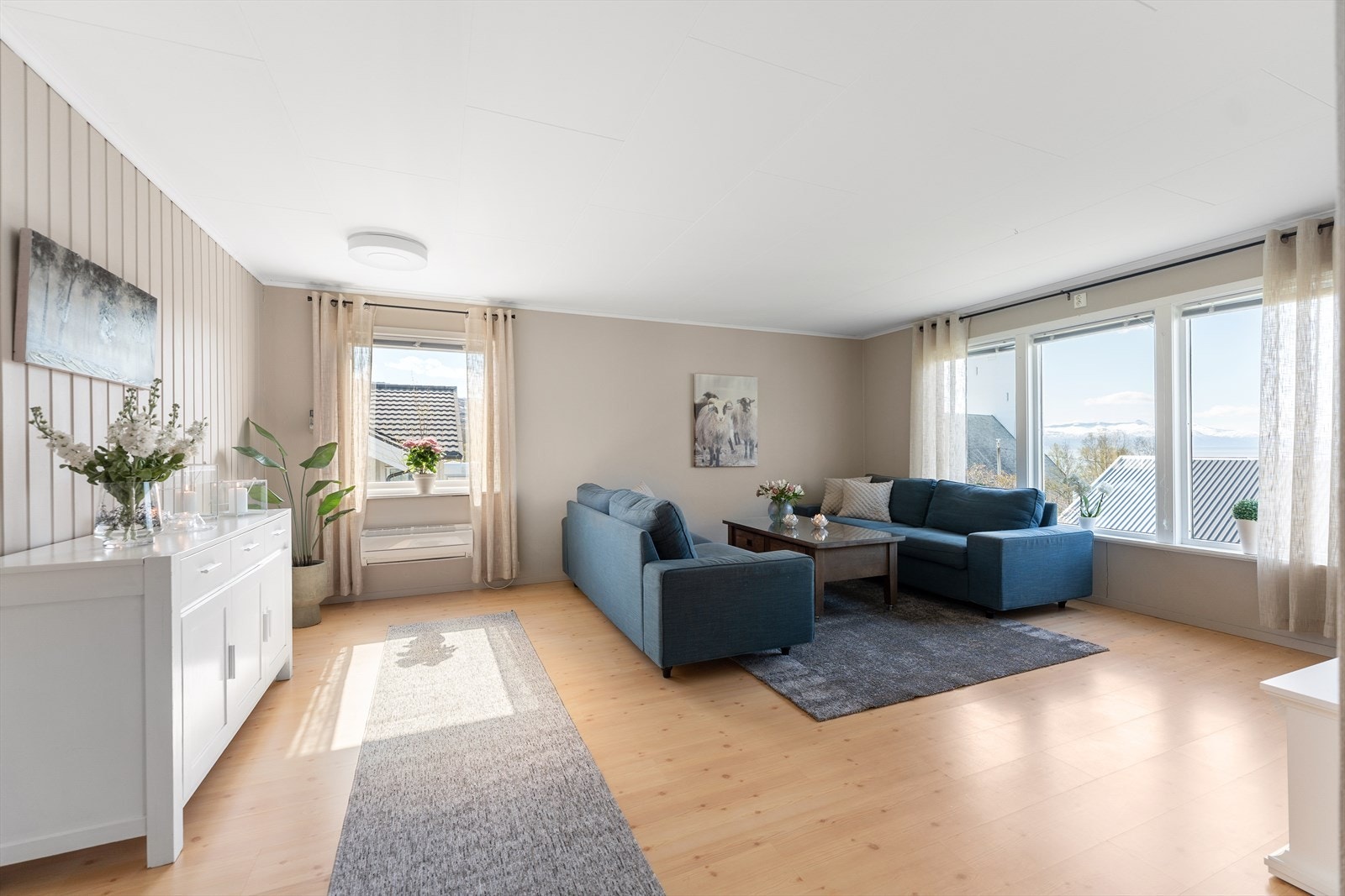 Velkommen inn! Stor lys stue med flere lysflater som gir rikelig med lysinnslipp og utsikt. Det er adkomst til balkong fra stuen. Galleribilde