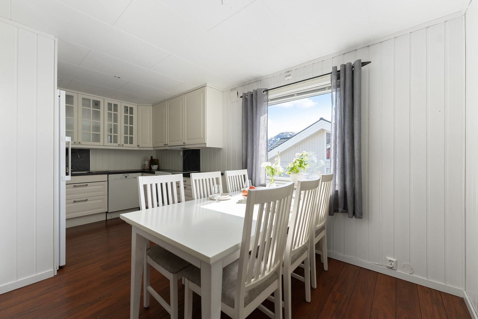 Kjøkken med plass for spisebord. Galleribilde