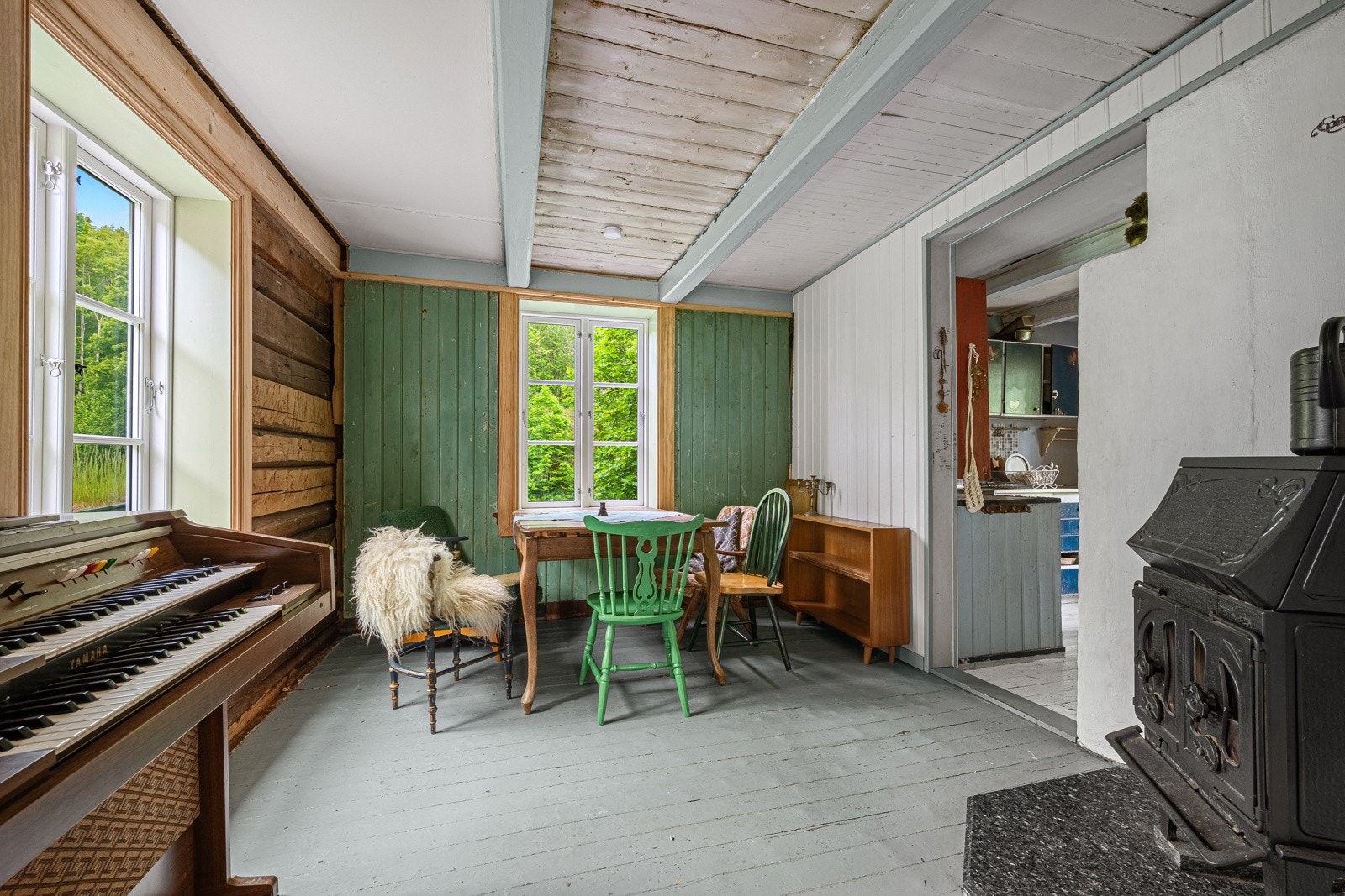 Originale laftet vegger i stuen som gir tidsriktig preg Galleribilde