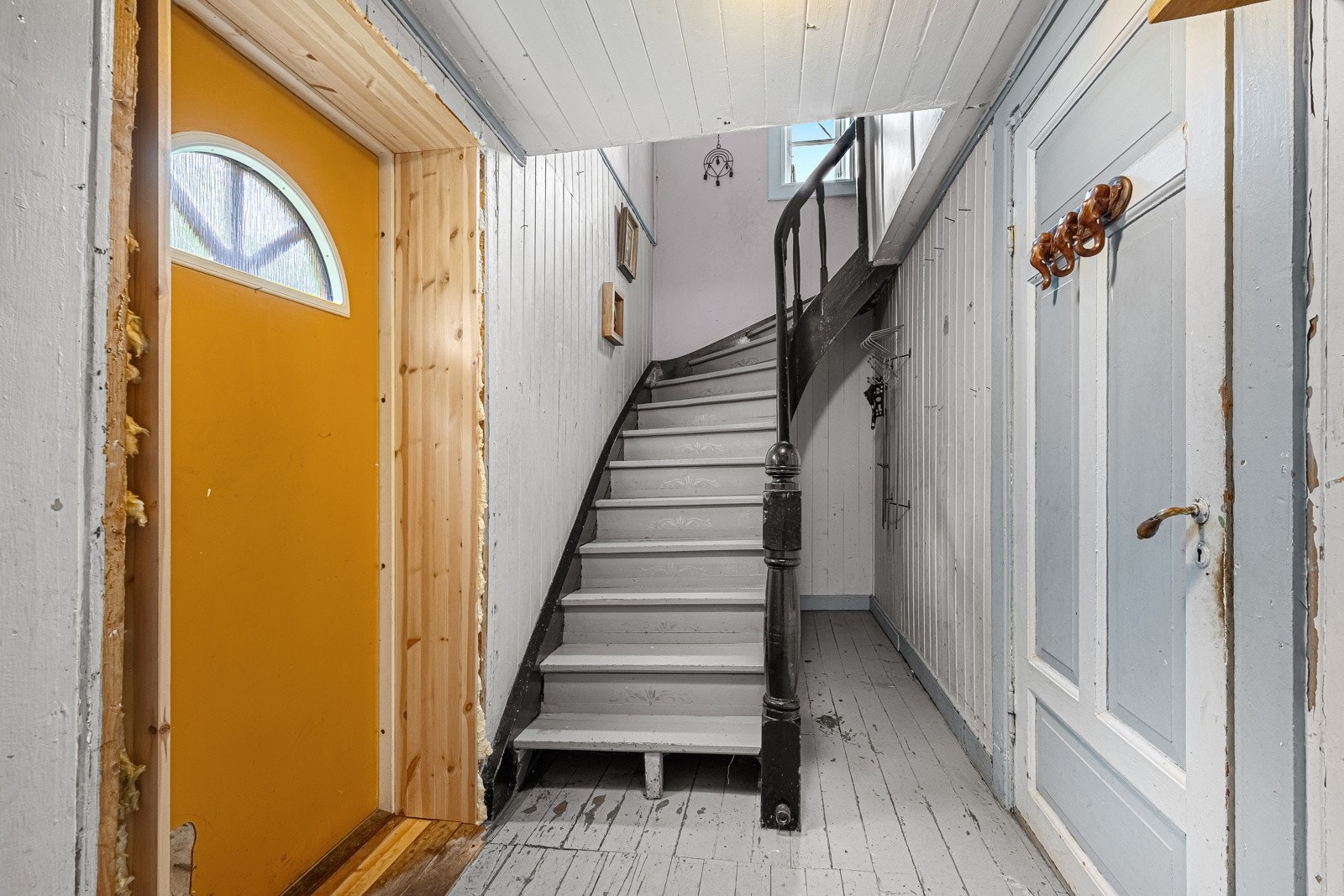 1 etasje inneholder entre/ trappegang, kjøkken spisestue og stue, og trenger flere kjærlige hender for å settes i stand. Galleribilde