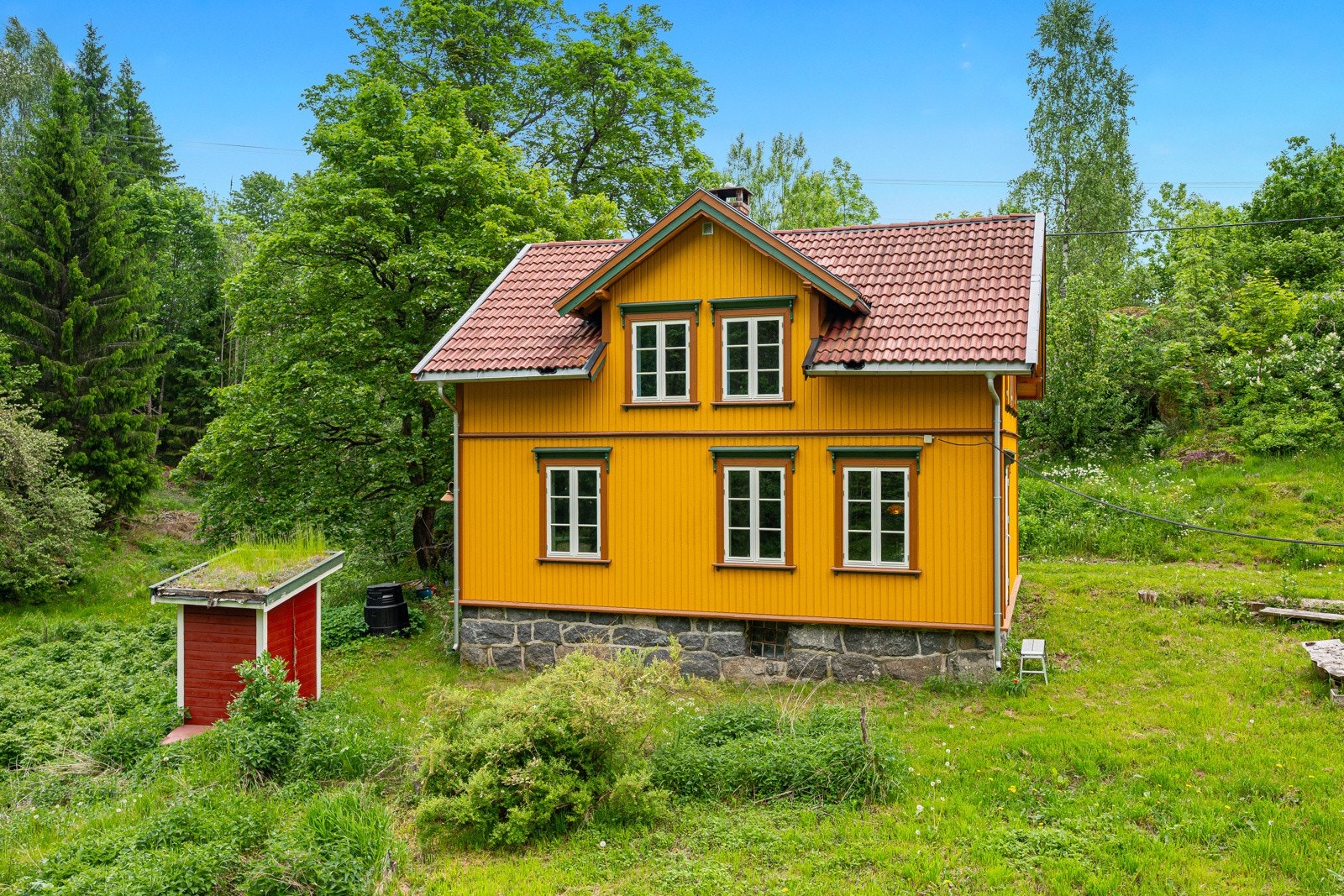 Her bor man landlig, usjenert og solrikt Galleribilde