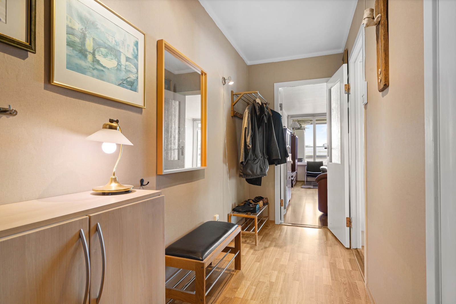 Romslig entré med god plass til oppbevaring av yttertøy og sko. Galleribilde