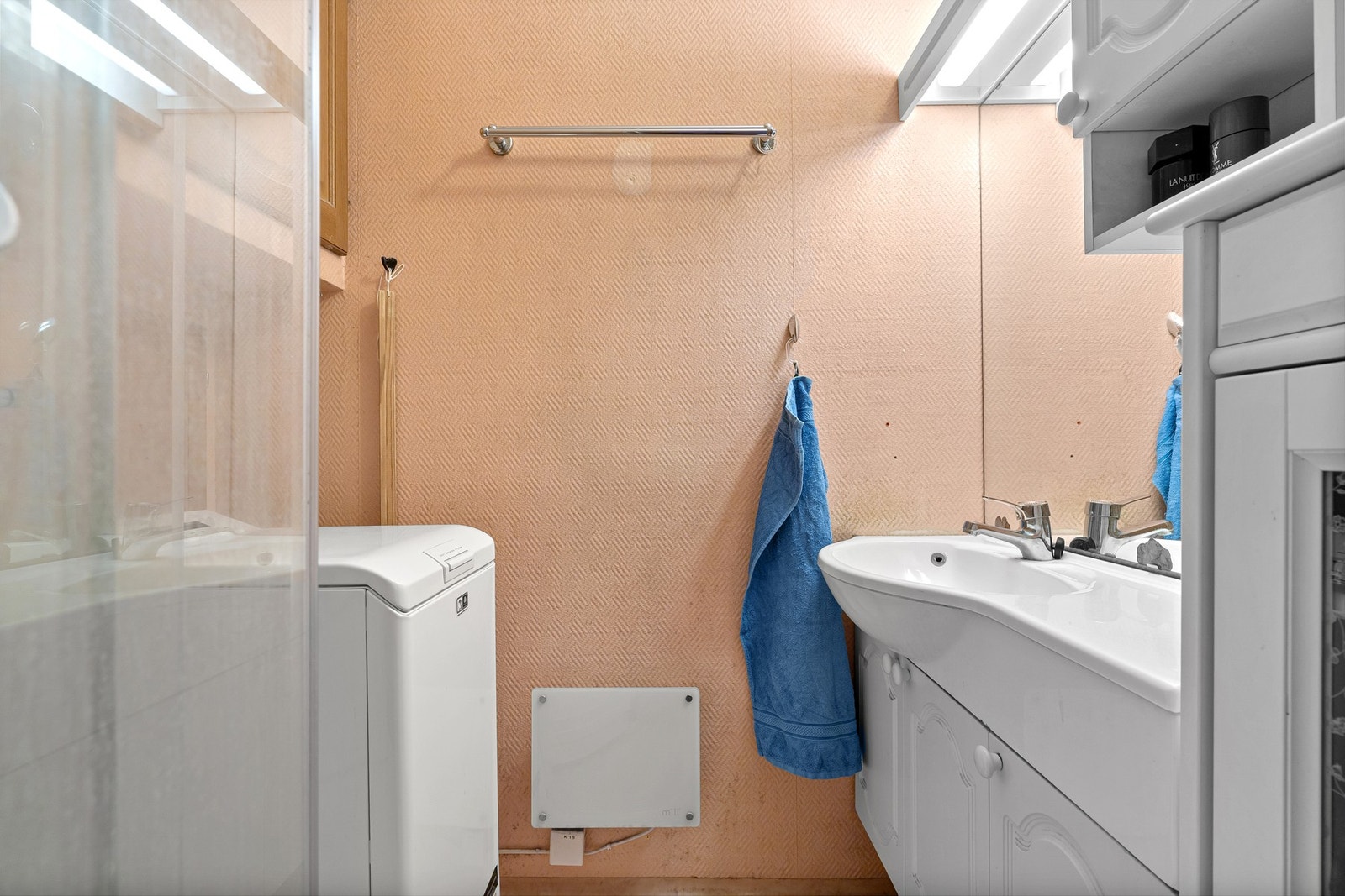 Bad av eldre dato med behov for modernisering. Badet inneholder servant, dusjkabinett og opplegg til vaskemaskin. Galleribilde
