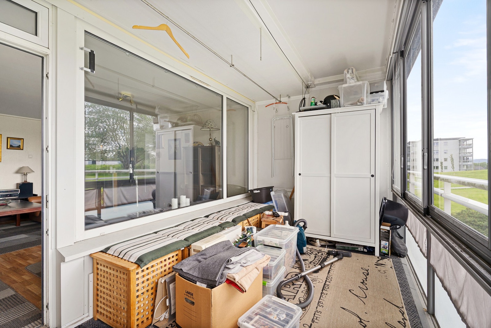 Balkongen fungerer som en naturlig forlengelse av stuen. Galleribilde