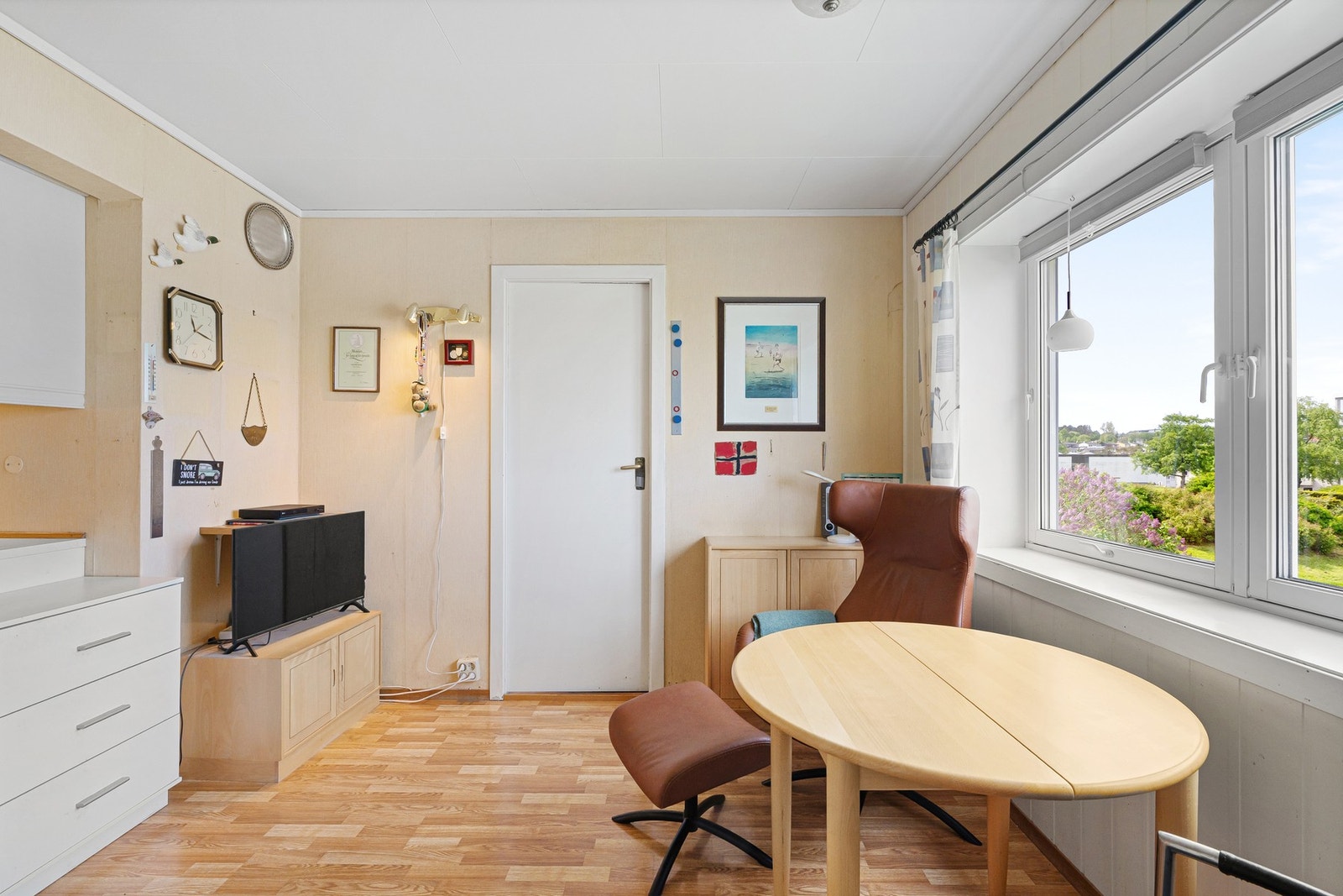 På hver side av kjøkkenkroken har du inngang til to av soverommene. Galleribilde