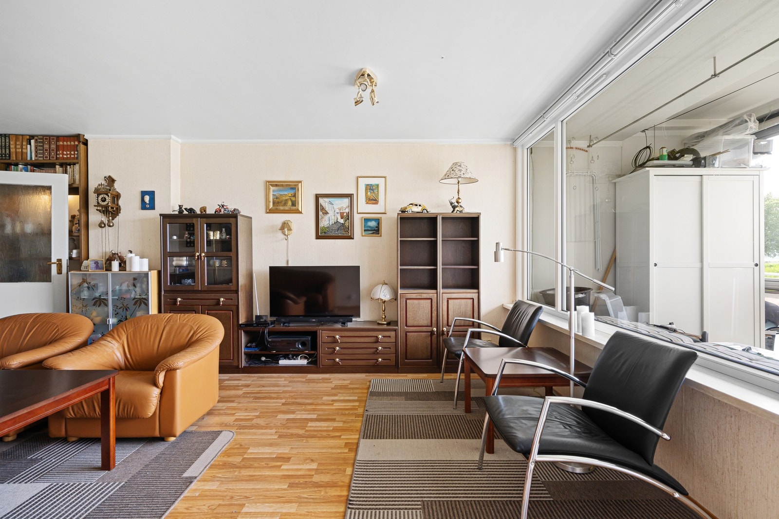 Stuen oppleves romslig og har god plass til flere sosiale soner. Galleribilde