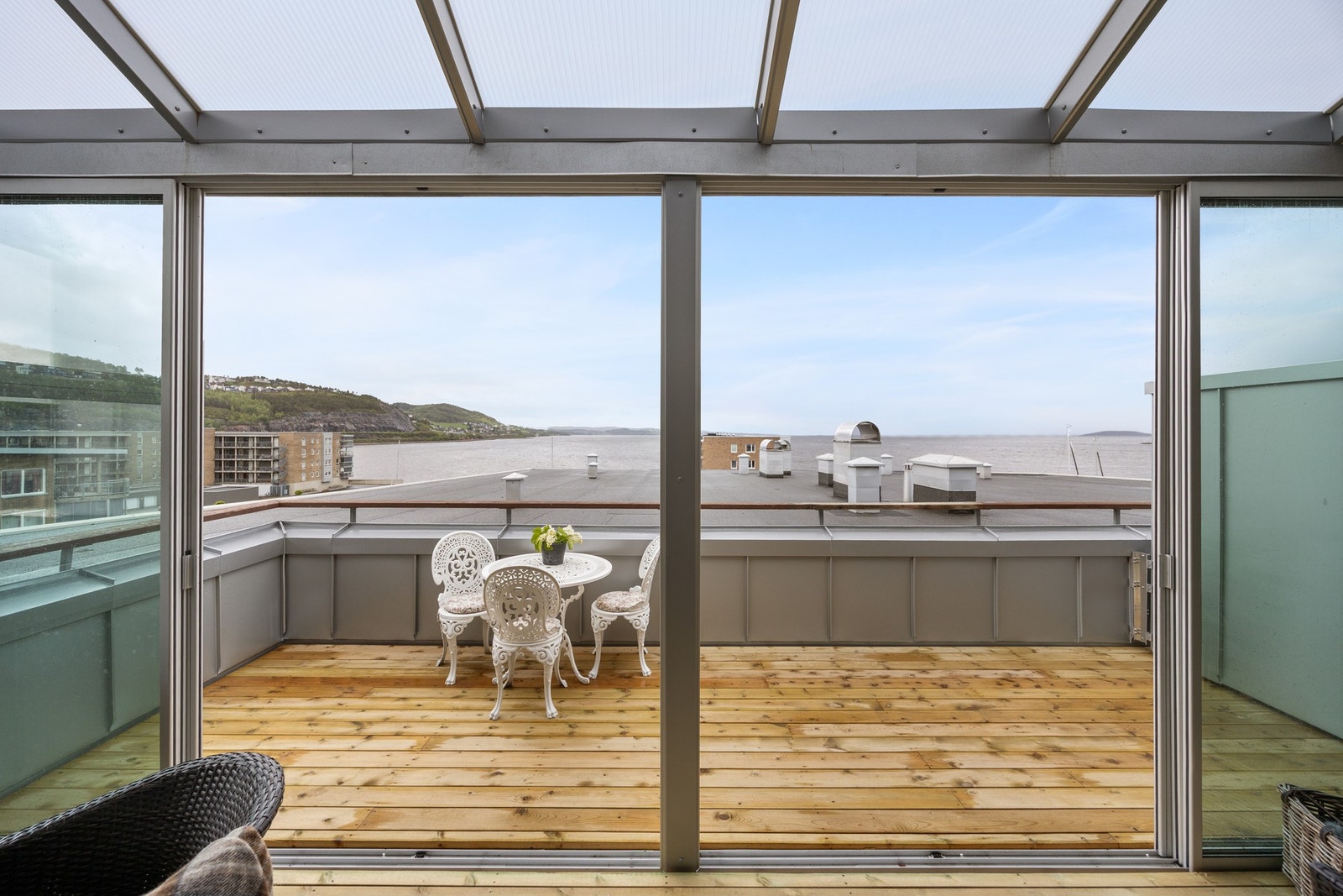 Videre adkomst ut til terrasse på ca 11 kvm. Galleribilde