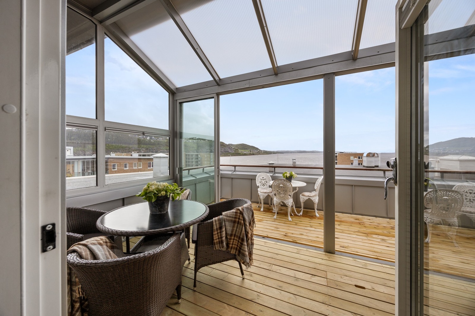 Treromsleilighet i toppetasje med innglasset takterrasse og vid sjøutsikt! Galleribilde