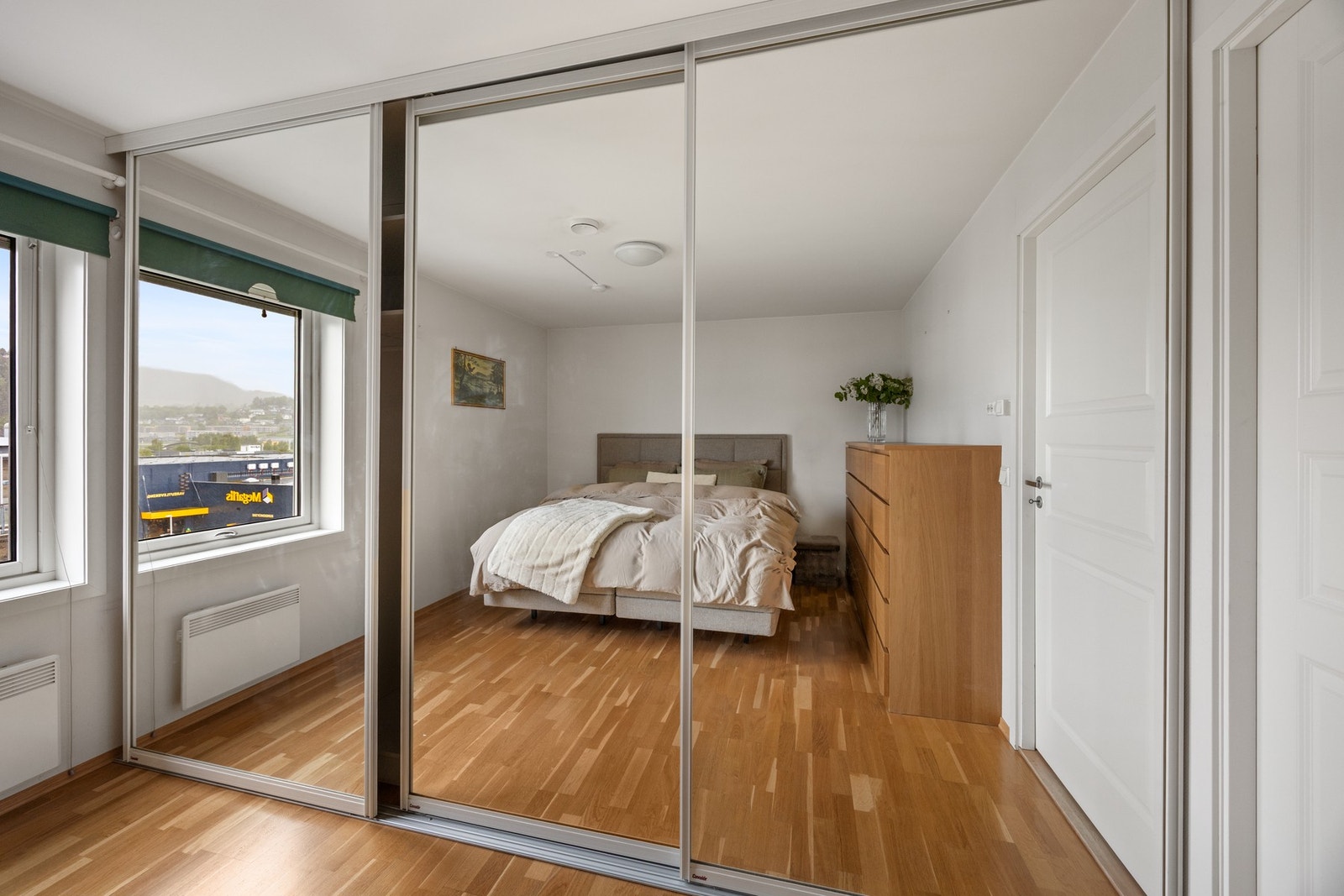 Det er god plass til skyvedørsgarderobe og dobbeltseng Galleribilde