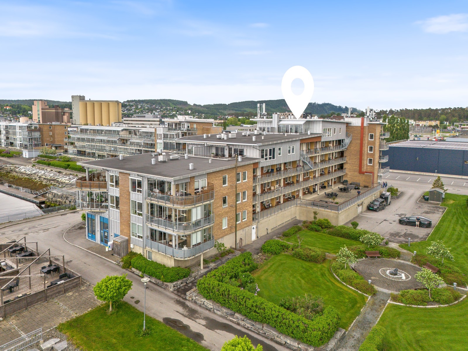 Beliggenheten gir gode solforhold, med sen kveldssol og fin utsikt mot sjø og havnemiljø Galleribilde