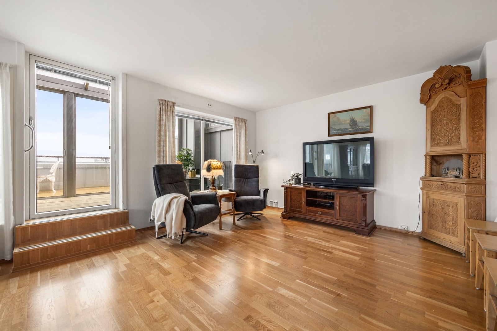 Fra stuen er det utgang til innglasset terrasse Galleribilde