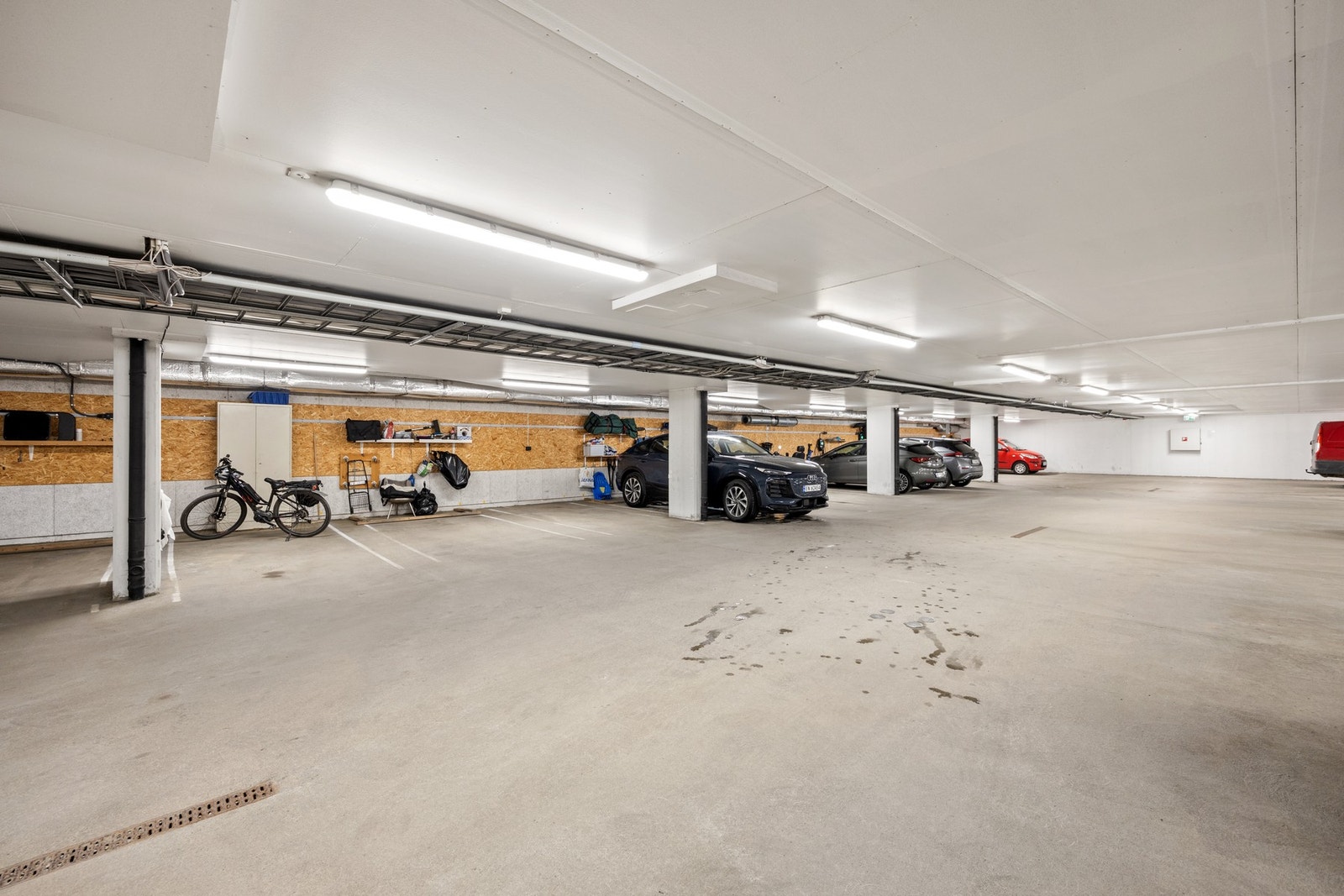 Parkeringsplass i felles parkeringskjeller Galleribilde
