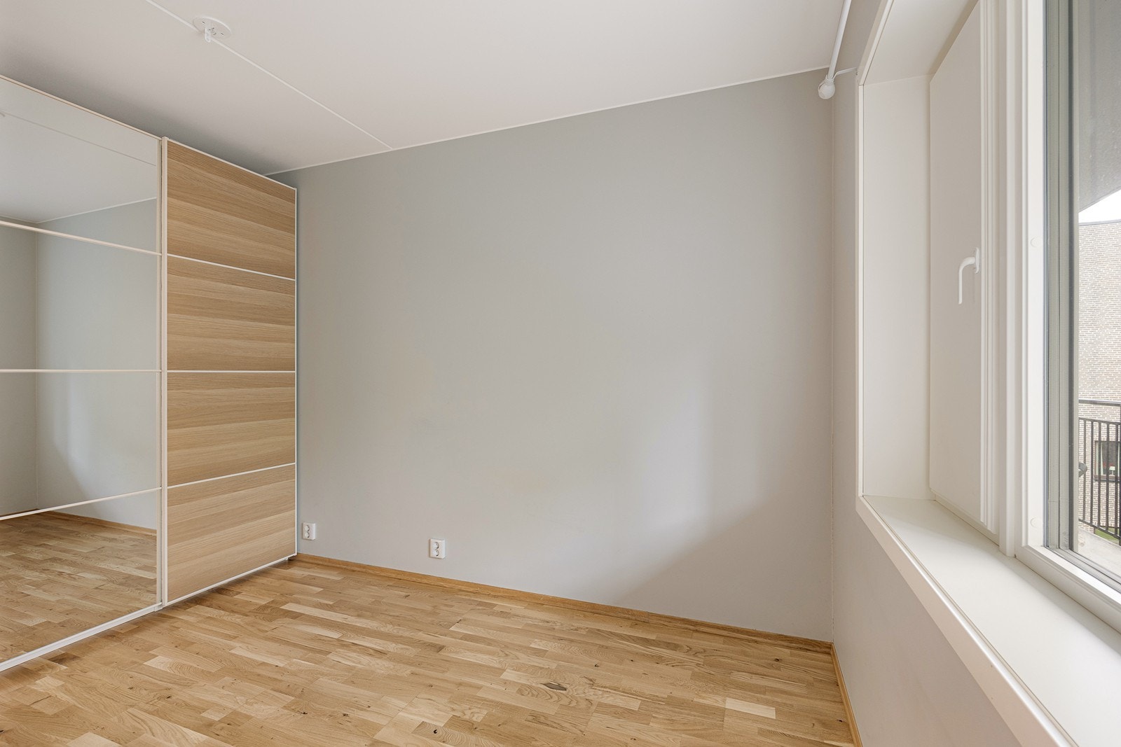 Soverommet har lysmalte vegger og parkettgulv lik de øvrige rommene. Det er skyvedørsgarderobe med speilflater i rommet. Galleribilde