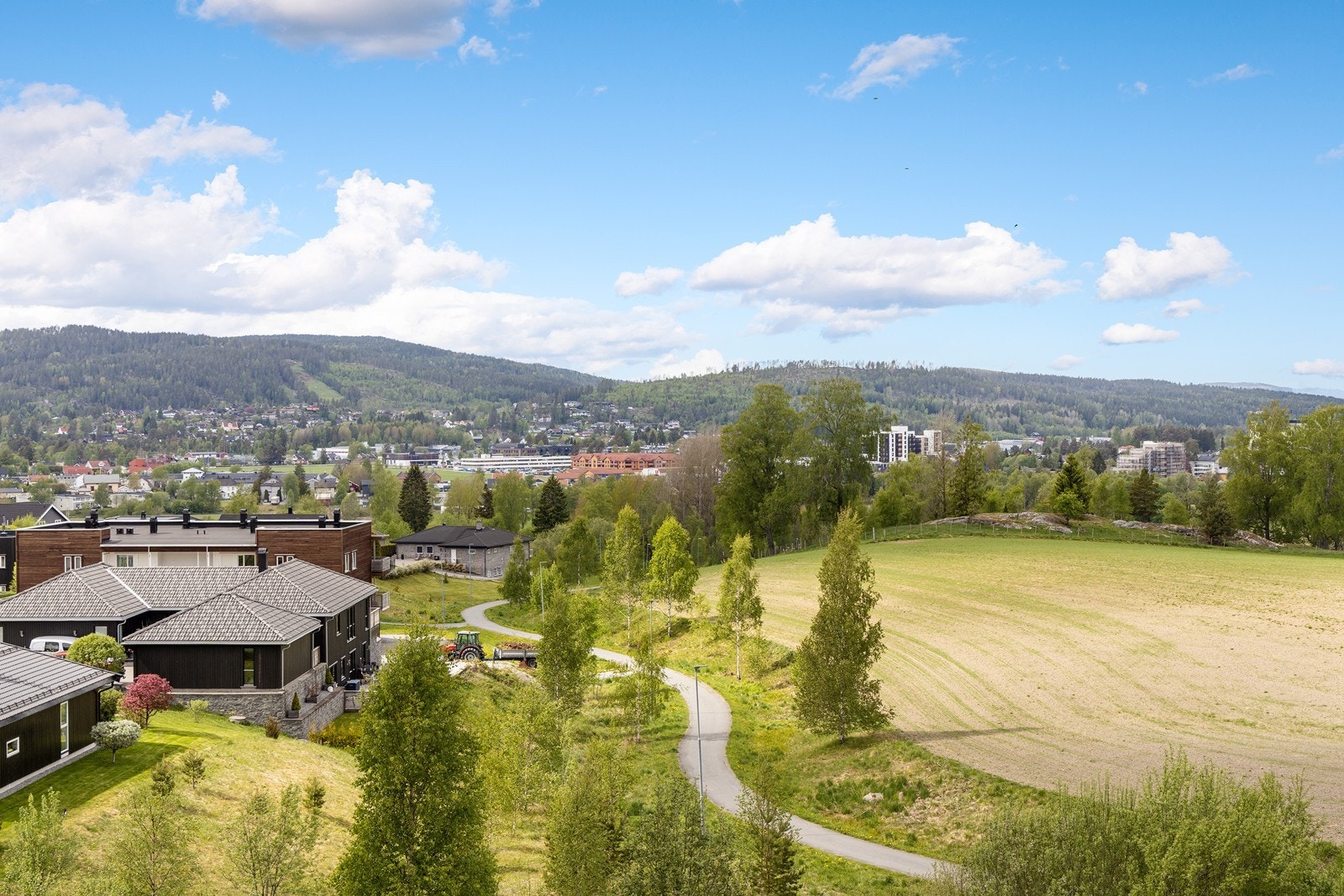 Rett ved leiligheten er det gang- og sykkelsti til sentrum hvor det er skoler, fritidsaktiviteter og forretninger. Noen hundre meter fra leiligheten er det bussholdeplass med godt rutetilbud til bl.a. Fetsund og Lillestrøm med togforbindelser. Galleribilde