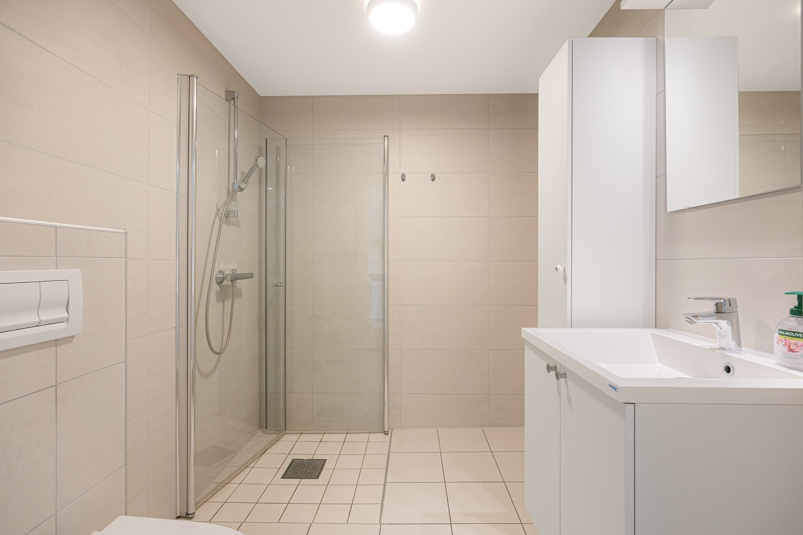 Badet er ellers utstyrt med vegghengt toalett, dusjhjørne med innfellbare glassdører og opplegg for vaskemaskin tørketrommel. Galleribilde