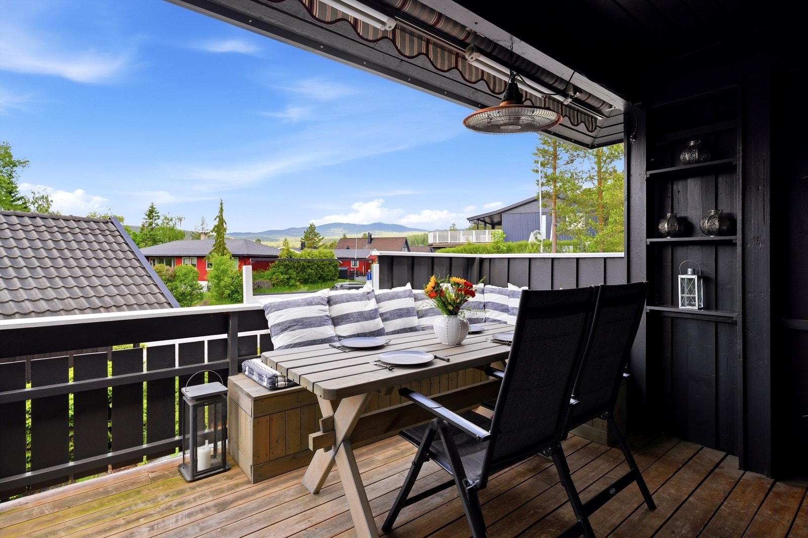 Overbygget del av balkong med plass til sittegruppe. Galleribilde