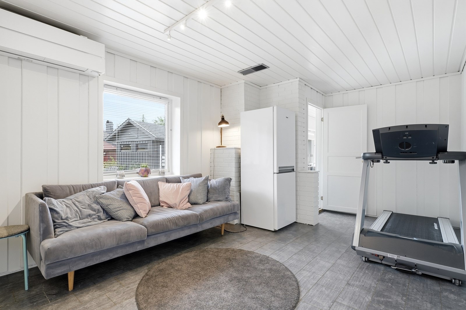Kjellerstue som gir ekstra plass for familien. En luft-til-luft varmepumpe fra 2008 er installert her. Galleribilde