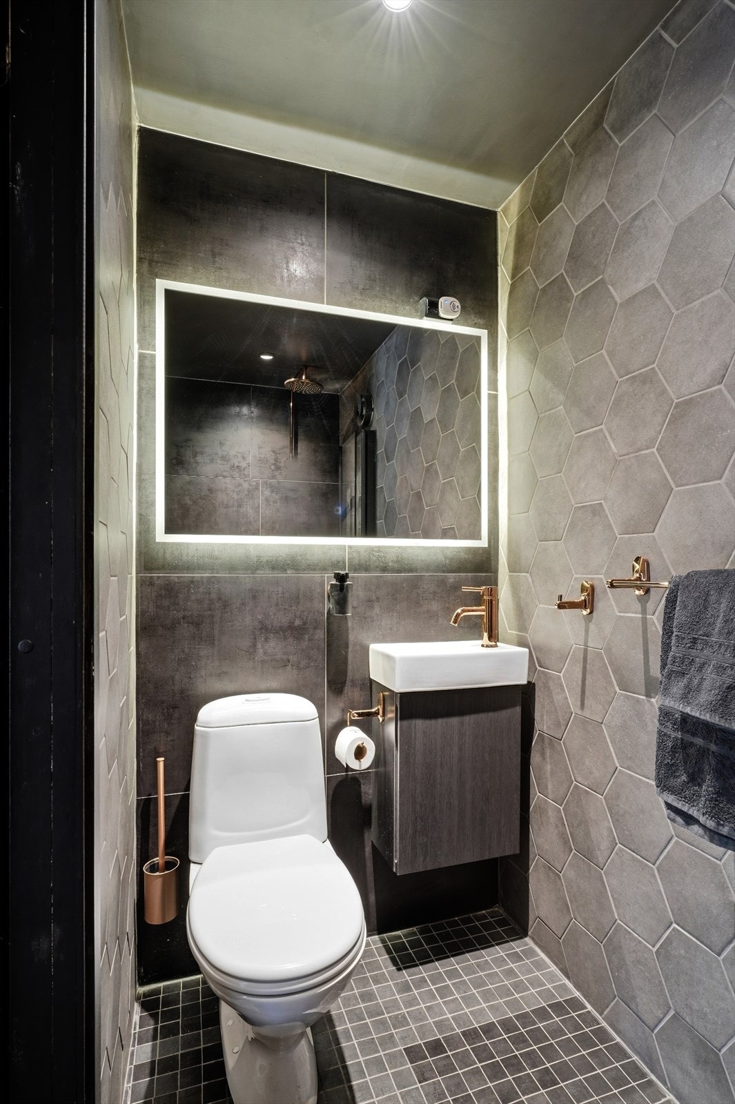 Badet i kjelleren har gulvvarme og ble oppgradert med nye fliser i 2023. Galleribilde