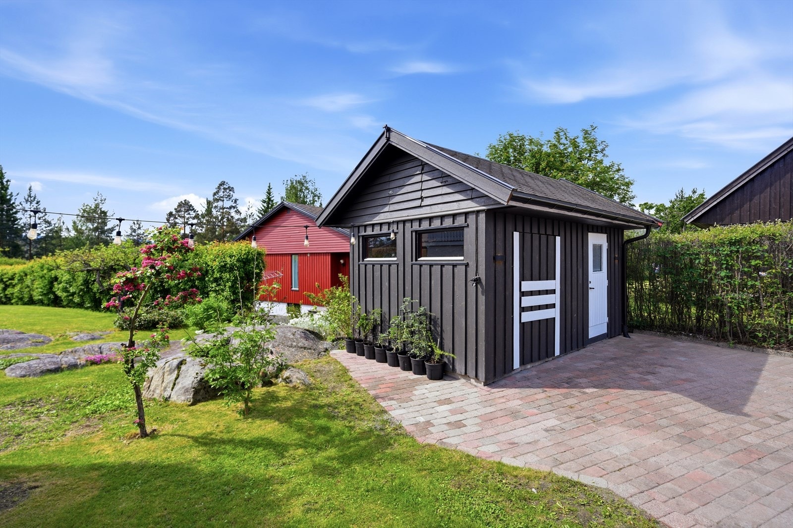 Frittstående bod på 13 m² fra 2006 gir rikelig med lagringsplass. Galleribilde