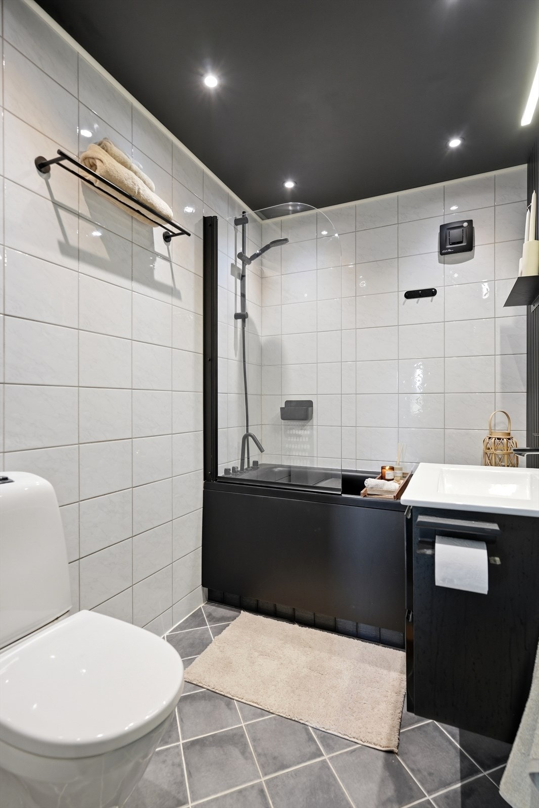 Badet i første etasje ble pusset opp i 2007 og har flislagt gulv med gulvvarme. Galleribilde