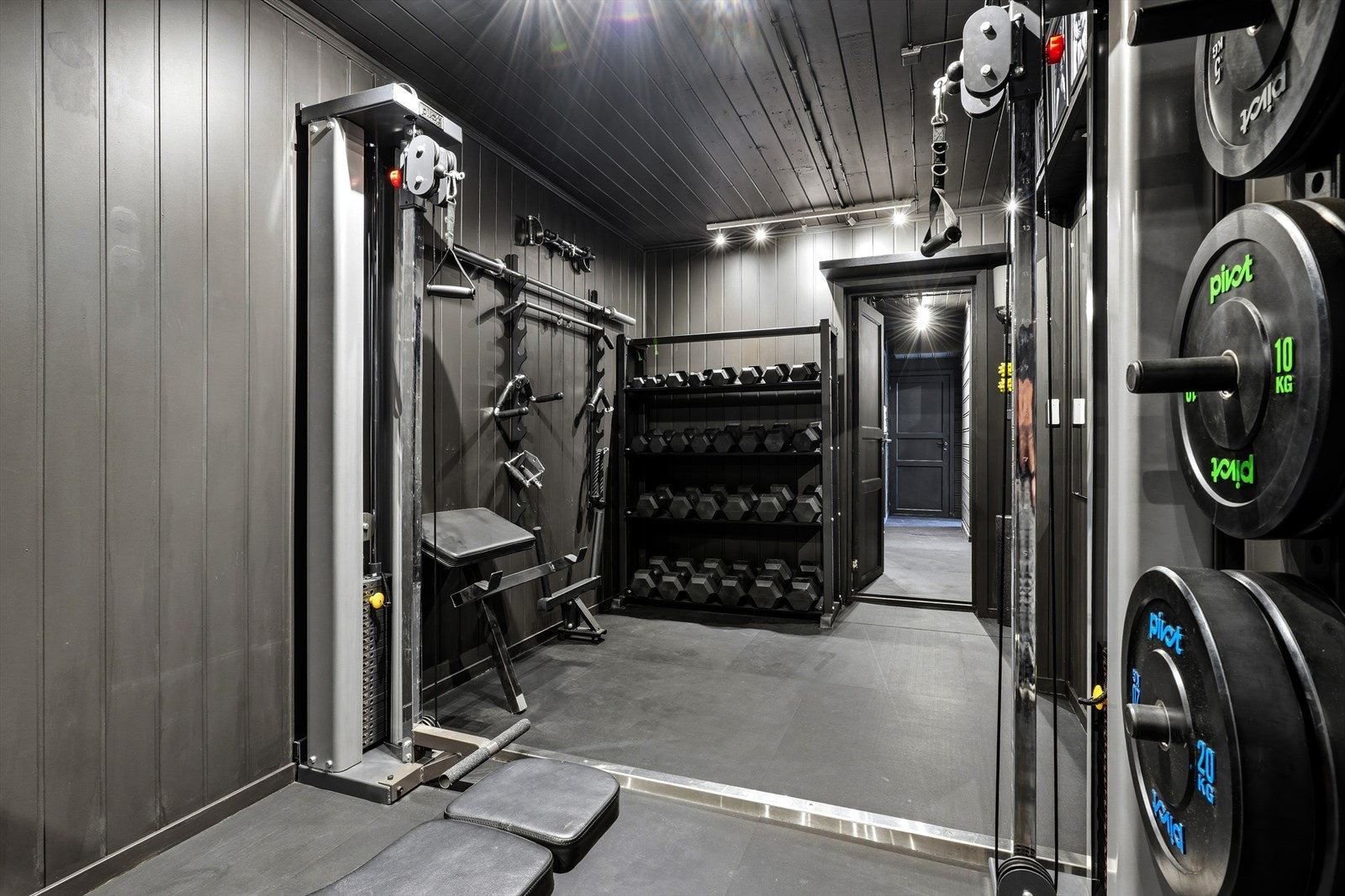 Rommet har sportsgulv og god plass til diverse treningsapparater. Galleribilde
